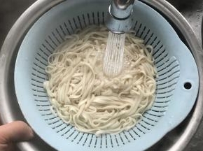 煮好的面条冷水中冲凉后沥干水分