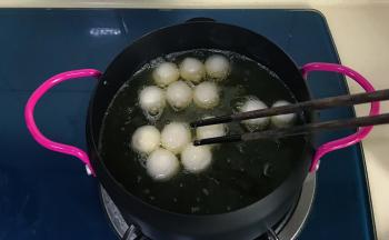 用筷子挨个放入，并不断翻拌以防粘连