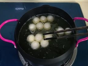 用筷子挨个放入，并不断翻拌以防粘连
