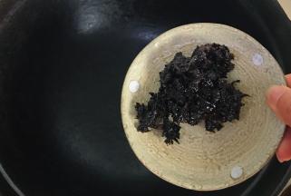 炒锅里倒入干菜翻炒