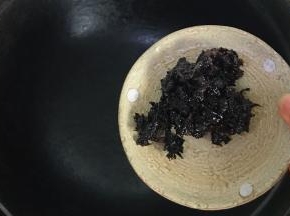 炒锅里倒入干菜翻炒