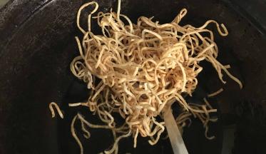 炸至金黄色捞出控油