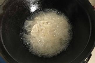 把整团面条放入油锅，不用摊开