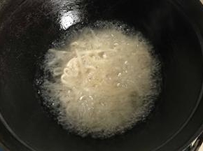 把整团面条放入油锅，不用摊开
