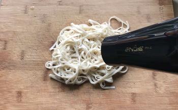 最快的方法就是用电吹风吹干......哈哈