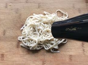 最快的方法就是用电吹风吹干......哈哈