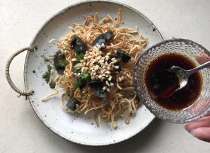 最后淋上酱汁……