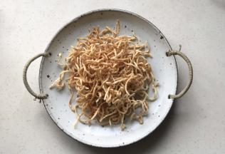 装入盘中，轻轻碾压几下