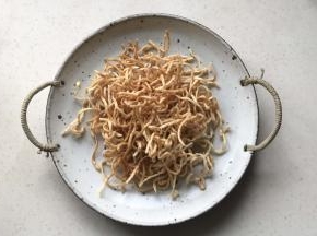 装入盘中，轻轻碾压几下