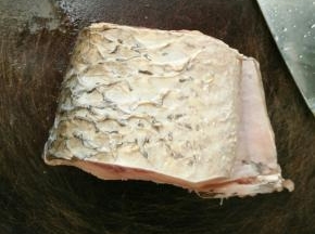 鱼肉洗干净，刮去黑色内膜。