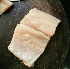 切下鱼肉。