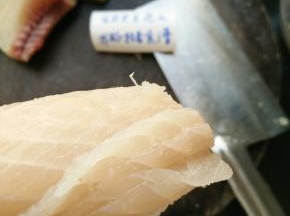 把鱼刺剔除，然后切成小块，放到料理机打成鱼泥。