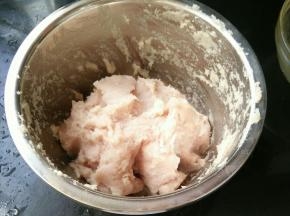 鱼泥加入葱姜水、料酒、耗油、盐和蛋清，用手摔打至鱼泥有弹性。