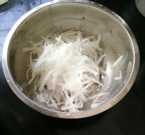 萝卜去皮刨丝。