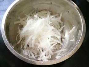 萝卜去皮刨丝。