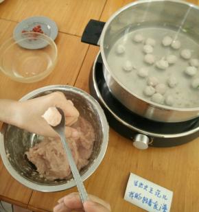 锅里放适量水和葱姜烧开，然后转最小火保持热水状态，不要沸腾。然后用虎口挤出鱼泥，再用勺子挑到锅里，全部做完。
