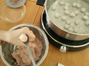 锅里放适量水和葱姜烧开，然后转最小火保持热水状态，不要沸腾。然后用虎口挤出鱼泥，再用勺子挑到锅里，全部做完。