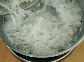 开中火烧开，加入萝卜丝、煮一两分钟。