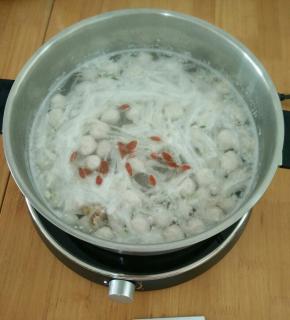 加入适量盐和油，放入枸杞。