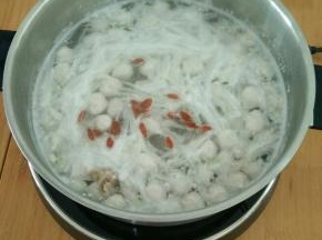 加入适量盐和油，放入枸杞。