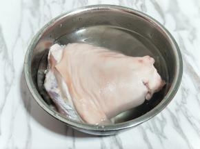 首先将蹄髈洗干净，冷水泡40分钟，中途换一次水。