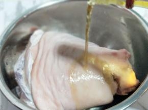 泡好的蹄髈淋干水份，加入料酒。