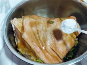 再加入盐，戴上一次性手套按摩蹄髈，均匀吸收腌料，之后腌制4小时以上。(我腌制了一夜)