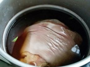腌制好的蹄髈放入高压锅，加入适量清水，大火烧，上汽后转中火35分钟，关火焖15分钟。