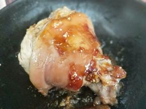 待冰糖褐色后，加入高压锅压好的蹄髈，炒糖色。