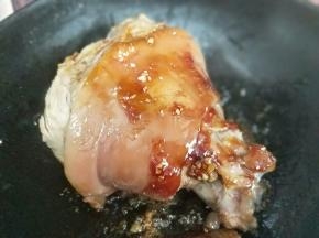 待冰糖褐色后，加入高压锅压好的蹄髈，炒糖色。