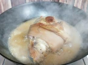 炒好糖色后将高压锅里的汤倒入锅中，大火炖10分钟之后直接收汤。