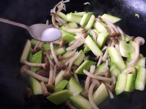 放入适量的盐调味。