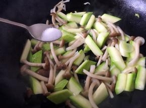 放入适量的盐调味。