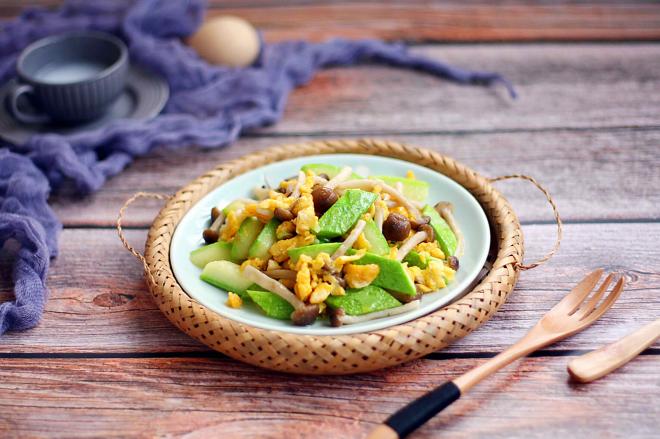 鸡蛋炒小西葫芦蟹味菇