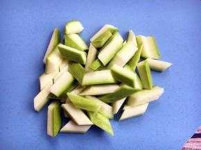 将小西葫芦切成菱形块。