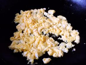 鸡蛋提前炒熟备用。