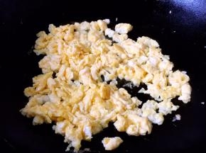 鸡蛋提前炒熟备用。