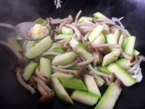 放入适量的鸡精提鲜。