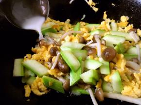 进入1勺的水淀粉勾薄芡。