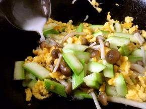 进入1勺的水淀粉勾薄芡。