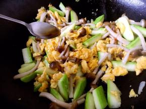 放入1小勺的花椒油提鲜。