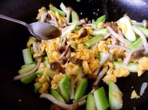 放入1小勺的花椒油提鲜。