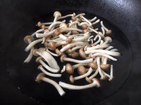 蟹味菇焯水，沥干水分备用。