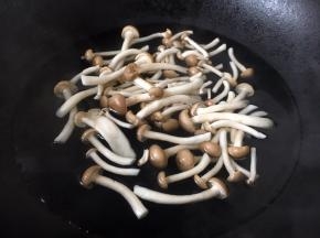 蟹味菇焯水，沥干水分备用。