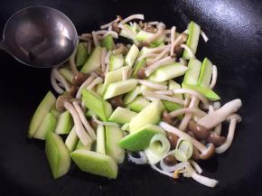 烹入1小勺的白糯米酒（料酒），翻炒均匀。