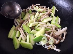 烹入1小勺的白糯米酒（料酒），翻炒均匀。