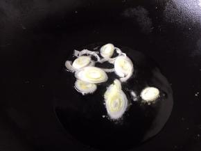 热锅凉油，放入葱花。