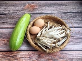 主要食材，小西葫芦，鸡蛋，蟹味菇。