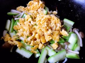 放入炒熟的鸡蛋，翻炒均匀。