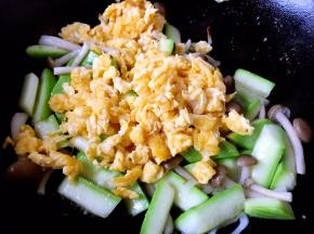 放入炒熟的鸡蛋，翻炒均匀。